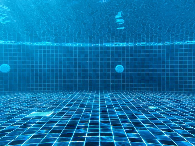 En guide til vedligeholdelse af en ren pool til badning